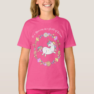 Camiseta Whimsical Unicornio dentro de una guerra