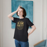 Camiseta White Happy 50 cumpleaños - Soy el Fiesta Gold Tex<br><div class="desc">Diseño tipográfico moderno lindo - Soy el fiesta en texto de personalizable de impresión de textura purpurina dorado en marcos giratorios de purpurina oro y oro. Fondo blanco que puede cambiar. Feliz 50 cumpleaños o para cualquier ocasión fiesta.</div>