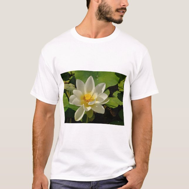 Camiseta White Lotus flowers in a pond (Anverso)