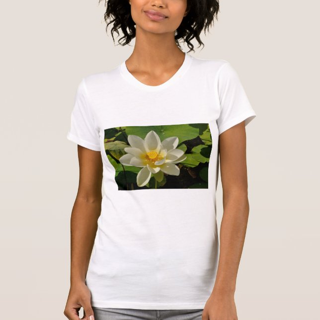 Camiseta White Lotus flowers in a pond (Anverso)