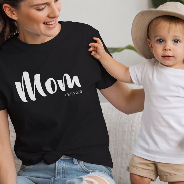Camiseta White Script Established Mom Black T-Shirt (White Script Established Mom Black T-Shirt)