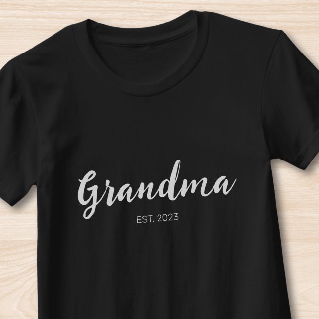 Camiseta White Script Grandma Established Black (Subido por el creador)