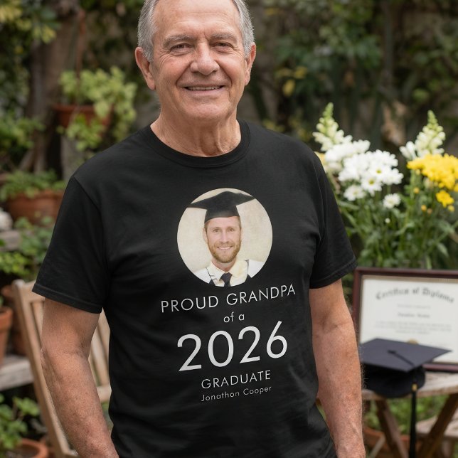 Camiseta White Text Photo Proud Grandpa of 2026 Graduate (Subido por el creador)