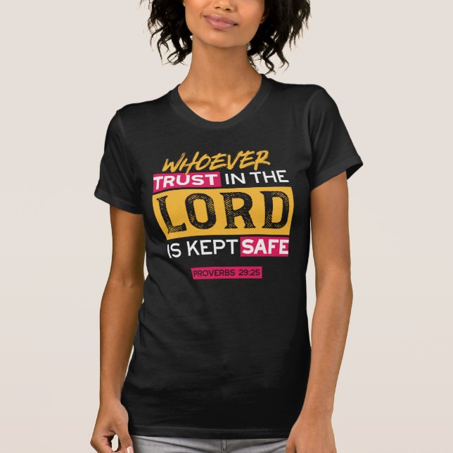 Camiseta Whoever Trusts in the Lord Is Kept Safe Quote (Anverso)