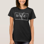 Camiseta Wife Est. 2022 Matching Husband Married Honeymoon<br><div class="desc">Wife Est. 2022 and Husband Est. 2022 - Awesome matching design for a married couple. The perfect gift for a wife,  bride or fiancée! Great for married or engaged women,  weddings or wedding anniversary and honeymoon! CLICK ON OUR BRAND NAME FOR MORE MATCHING DESIGNS & COLORS!</div>