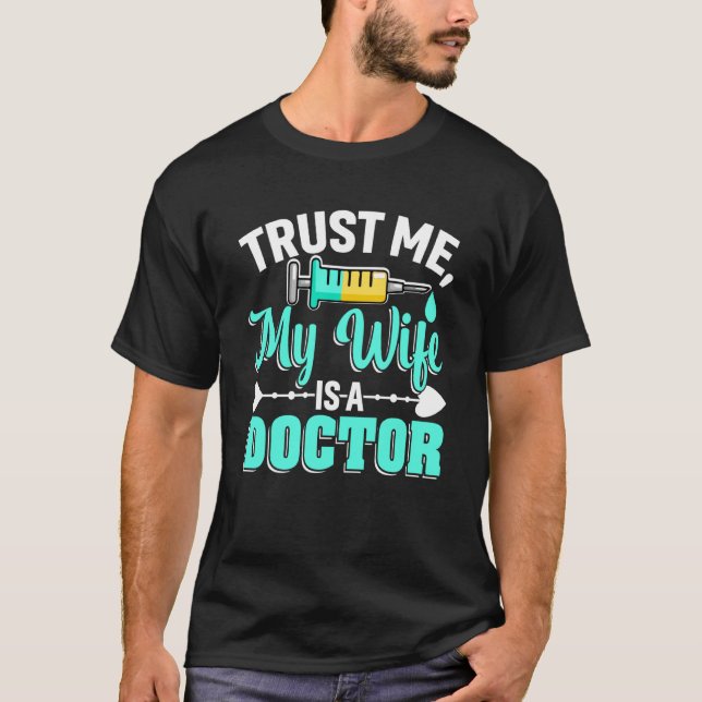Camiseta Wife Is A Doctor Med School Medical Students Docto (Anverso)