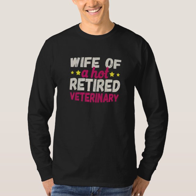 Camiseta Wife of a Hot Retired Veterinary   (Anverso)