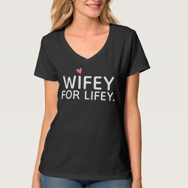 Camiseta WIFEY FOR LIFEY - back tiene MRS y apellido (Anverso)