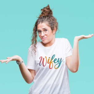 Camiseta Wifey Guión Multicolor moderno Mujeres blancas