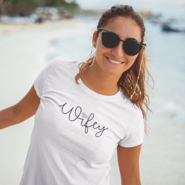 Camiseta Wifey Modern Black Script Diamond (Subido por el creador)