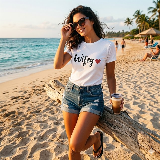 Camiseta Wifey Modern Black Script Women RedHeart T-Shirt (Subido por el creador)