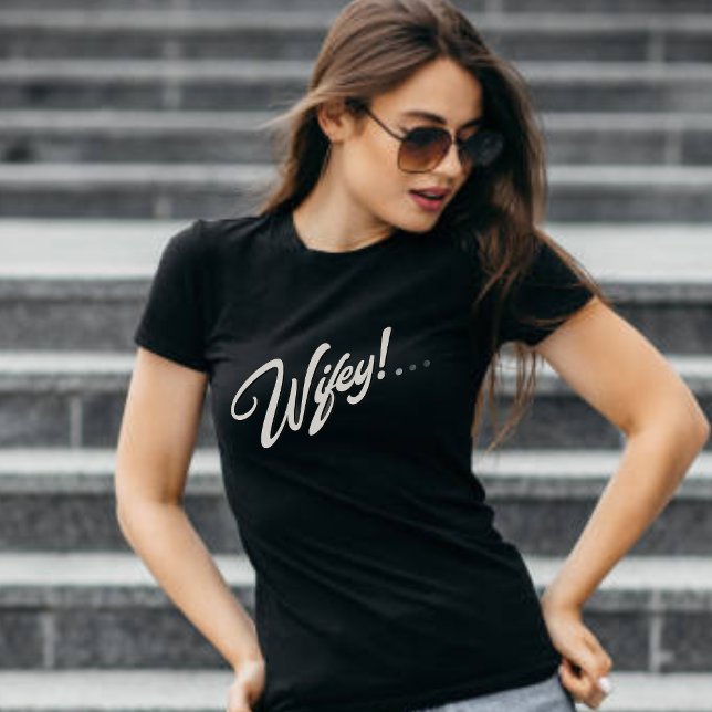 Camiseta Wifey Moderno Guión Blanco Mujeres Negras (Subido por el creador)