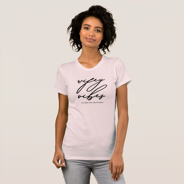 Camiseta Wifey Vibes Rubor rosa y negro con nombre (Anverso completo)