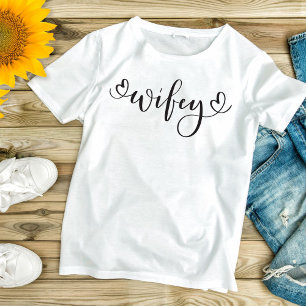Camiseta Wifey White Modern Black Script Hearts Womens