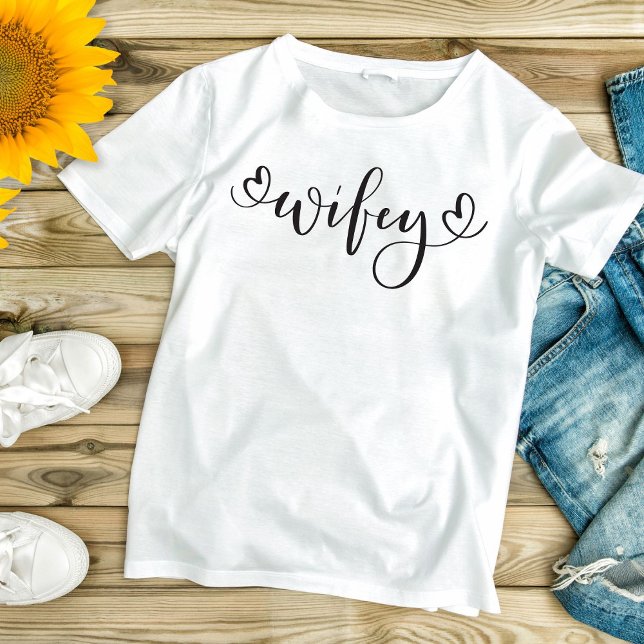 Camiseta Wifey White Modern Black Script Hearts Womens (Subido por el creador)