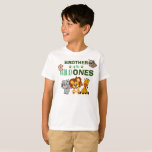 Camiseta Wild One Jungle Safari Twin First Birthday Brother<br><div class="desc">¡Hermano del salvaje! ¿Tus gemelos se están volviendo uno? Este diseño de Wild One es perfecto para su primer cumpleaños y dejar que su hermano muestre su emoción por sus hermanos. El tema del safari de la jungla tiene un mono ilustrado personalizado,  pereza,  elefante,  león y jirafa!</div>