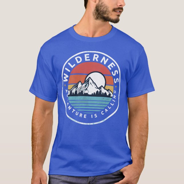 Camiseta Wilderness Adventure Is Calling Hiking Camping fam (Anverso)