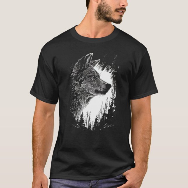 Camiseta Wilderness Wanderer, Monochrome Wolf in the Night  (Anverso)