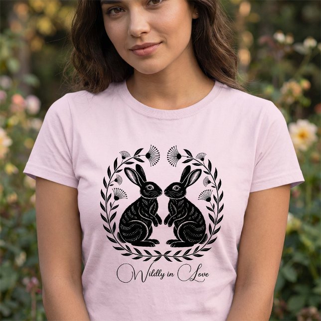 Camiseta Wildly in Love | Linocut Rabbits Romantic (Subido por el creador)