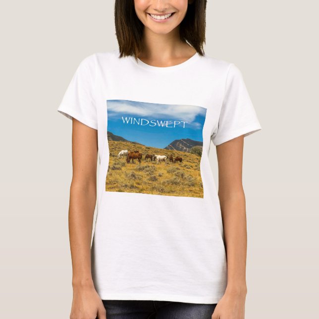 Camiseta WINDSWEPT Mountain View where horses graze scenic. (Anverso)