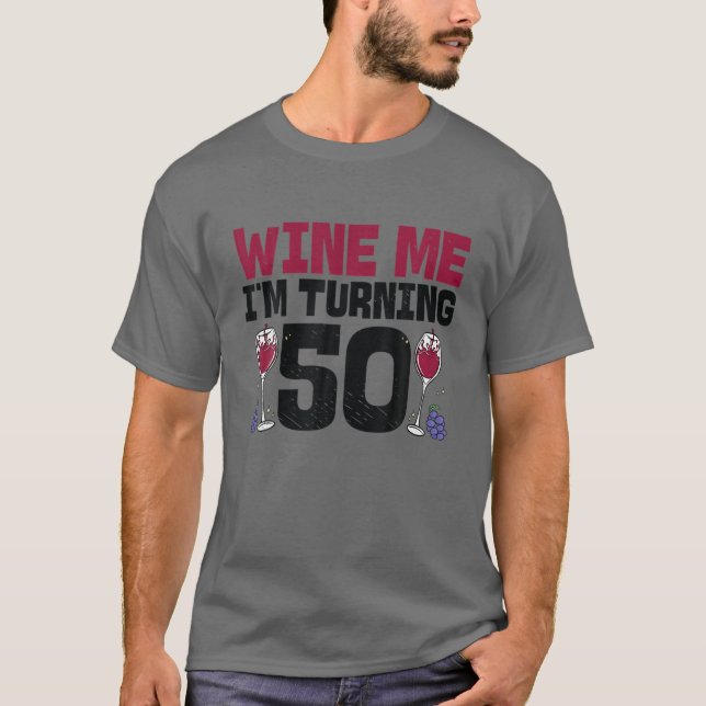 Camiseta Wine Me Estoy Cumpliendo 50 Años Bebiendo 50 (Anverso)