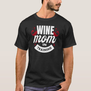 Camiseta Wine Mom In Training Dice Gráfico
