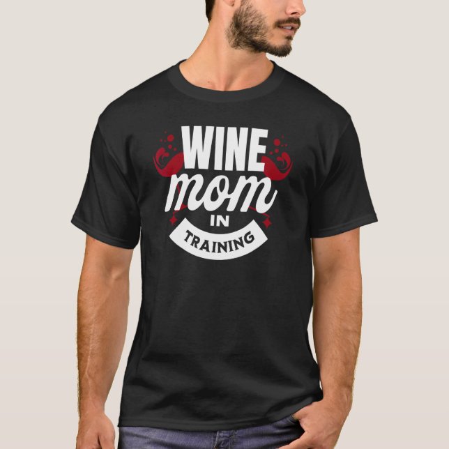 Camiseta Wine Mom In Training Dice Gráfico (Anverso)