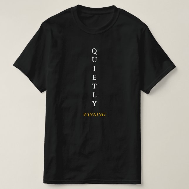 Camiseta Winning Quietly – Minimal Typography T-Shirt with  (Diseño del anverso)