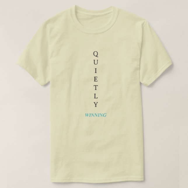 Camiseta Winning Quietly – Minimal Typography T-Shirt with  (Diseño del anverso)