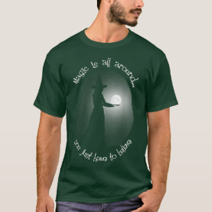 Camiseta Witch Holding Moon Magic está por todas partes