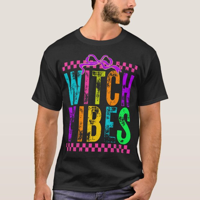 Camiseta Witch Vibes Halloween Neon Checkered Bow (Anverso)