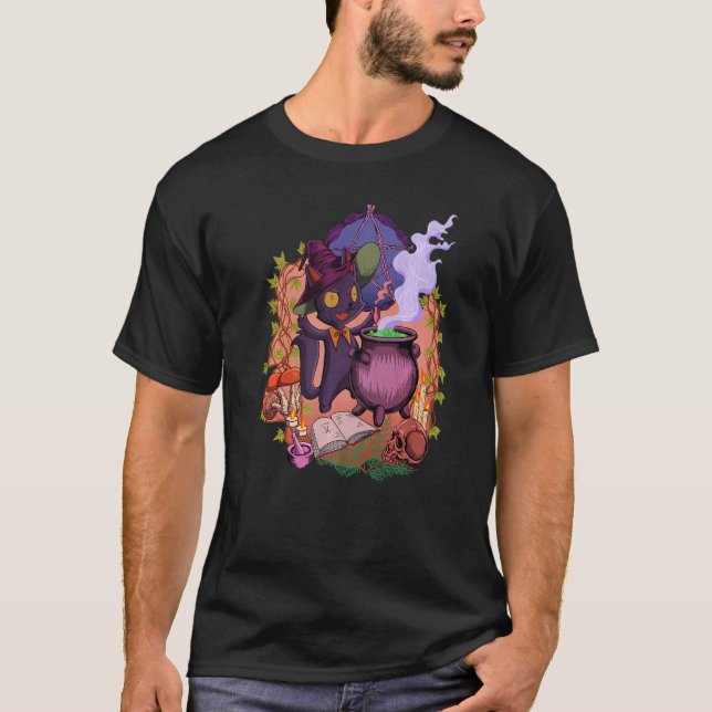 Camiseta Witchcore  junto al caldero está el gato brujo (Anverso)
