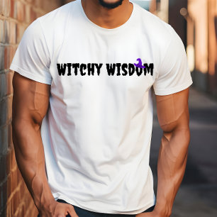 Camiseta Witchen Wisdom halloween gorra púrpura tipografía