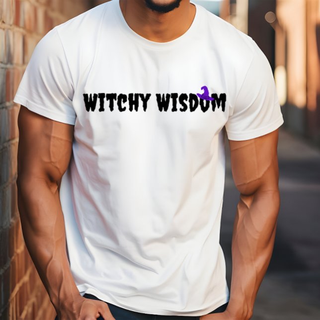 Camiseta Witchen Wisdom halloween gorra púrpura tipografía (Subido por el creador)