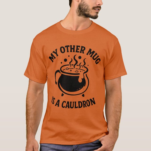 Camiseta Witchy Black Cauldron Design – Magical Potion Brew (Anverso)
