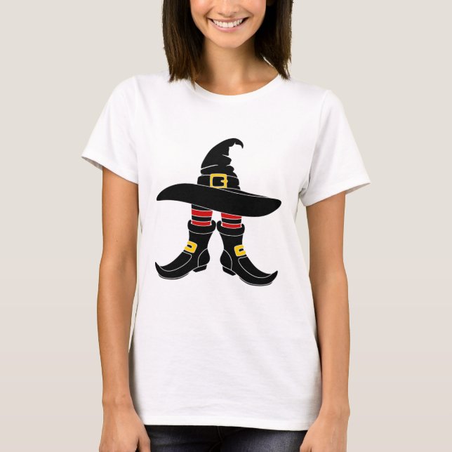 Camiseta Witchy Walkabout: Hat and Heels Halloween Graphic (Anverso)