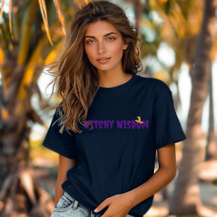 Camiseta Witchy Wisdom gorra tipografía púrpura