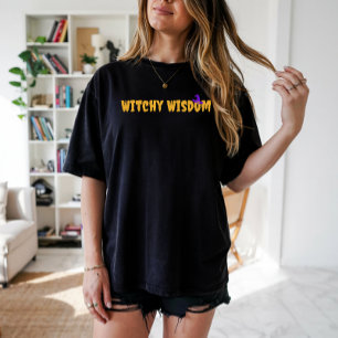 Camiseta Witchy Wisdom gorra tipografía púrpura