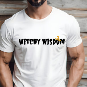 Camiseta Witchy Wisdom Halloween gorra tipografía negra