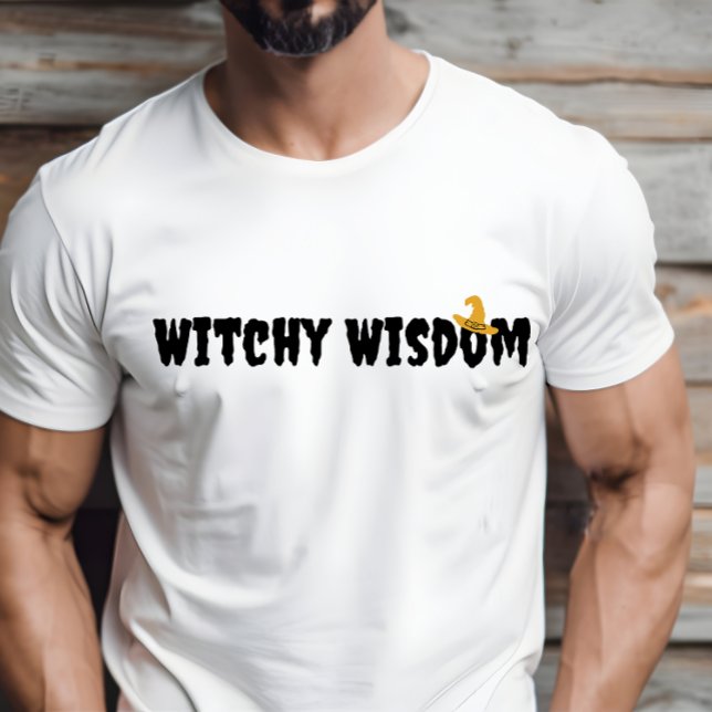 Camiseta Witchy Wisdom Halloween gorra tipografía negra (Subido por el creador)