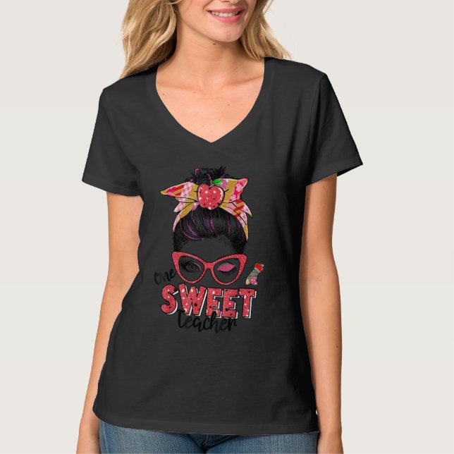 Camiseta Women Messy Bun Hair One Loved Teacher Valentine's (Anverso)