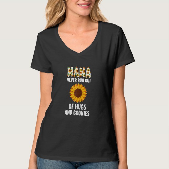 Camiseta Womens Nana never run out of hugs & cookies Nana G (Anverso)