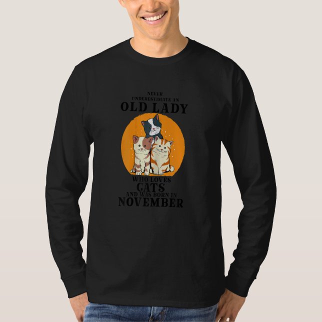 Camiseta Womens Never Underestimate An Old Lady Who Loves C (Anverso)