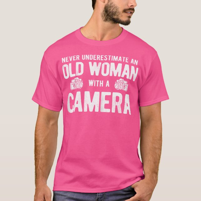 Camiseta Womens Never Underestimate Old Woman With Camera P (Anverso)