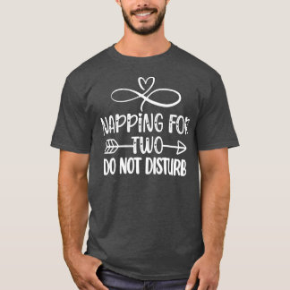 Camiseta Womens Pregnant Woman Napping Pregnancy Reveal 