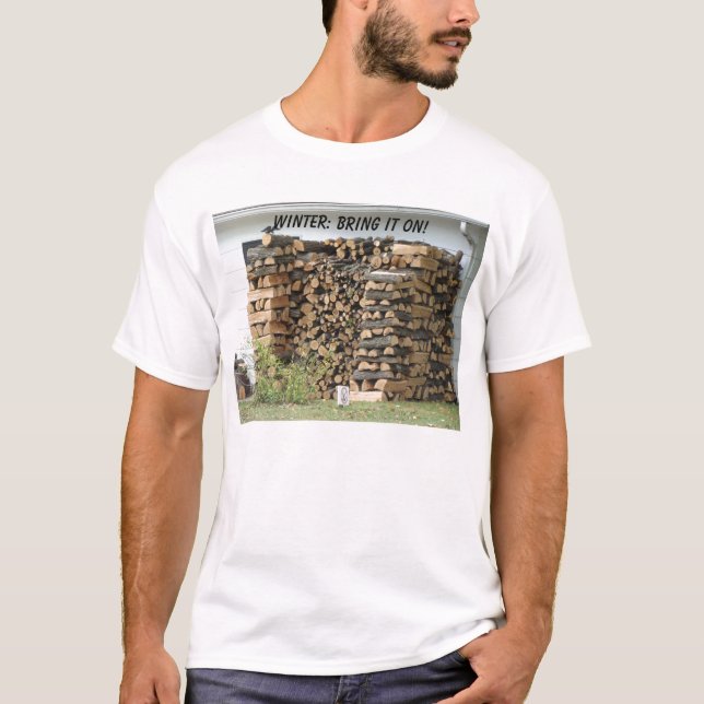 Camiseta Woodpile apilado, INVIERNO: ¡TRÁIGALO ENCENDIDO! (Anverso)