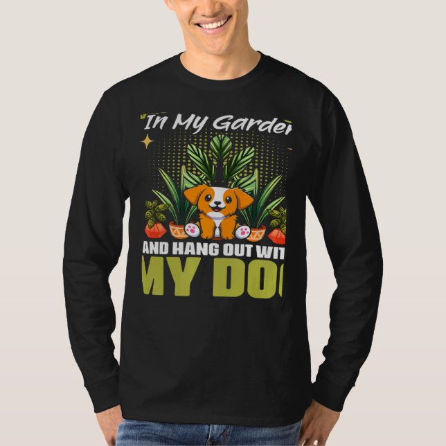 Camiseta Work In Garden With Dogs Gardening Flower Planting (Anverso)