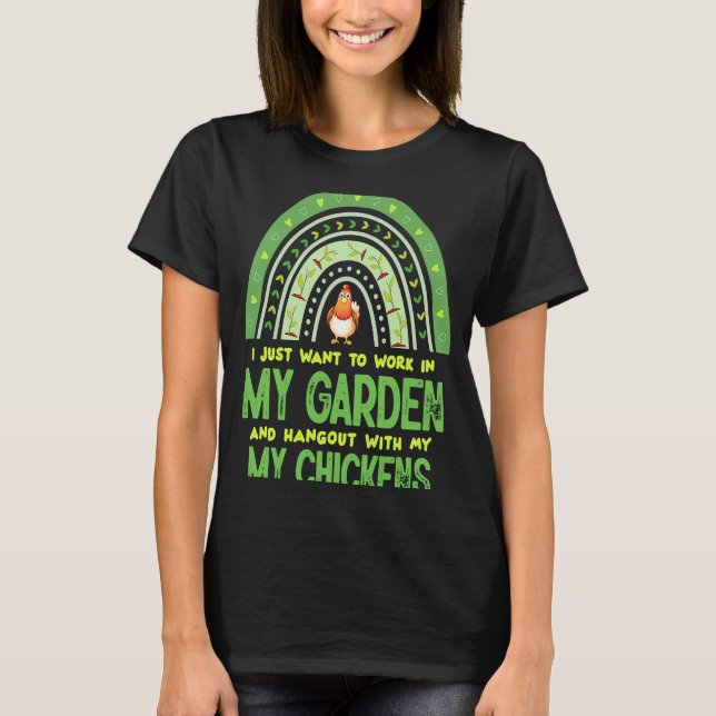 Camiseta Work In My Garden Hangout With My Chickens Gardeni (Anverso)