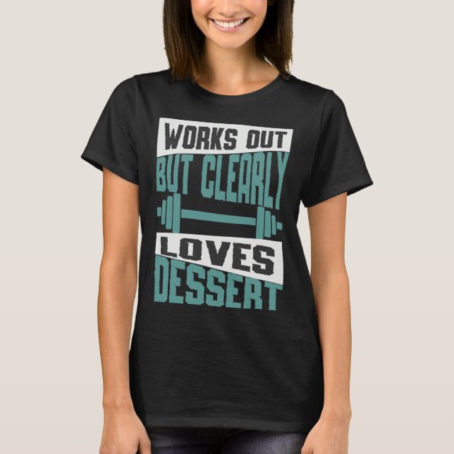 Camiseta Works Out But Clearly Loves Dessert  Workout Fitne (Anverso)