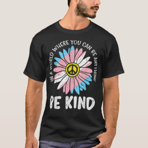 Camiseta World Be Kind Transgender Daisy Peace Hippie Trans